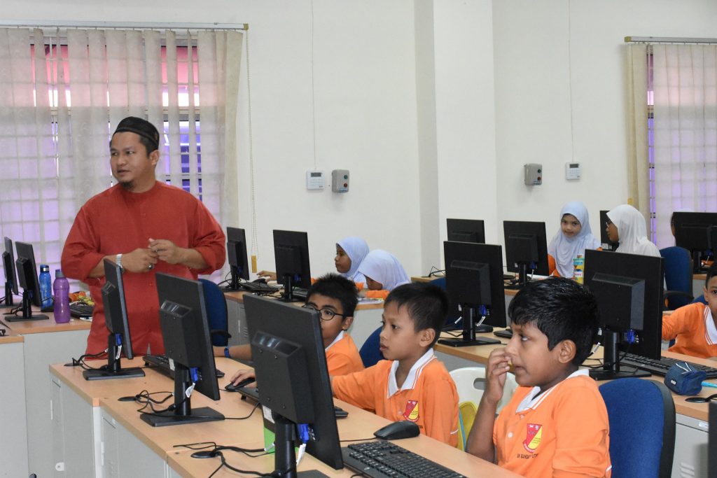 Kursus MSOffice Sekolah Kebangsaan Bandar Seri Putra - bersama trainer Che Wan Shamsul