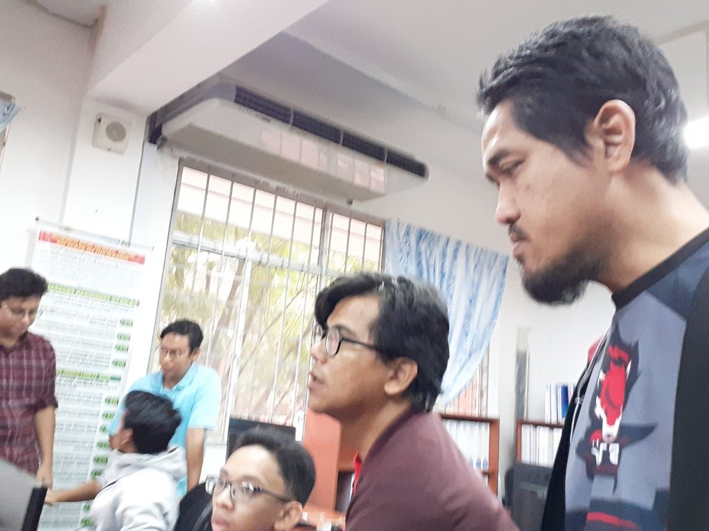 Kolej Vokasional Sepang kursus IONIC Malaysia 2019 trainers in debugging mode